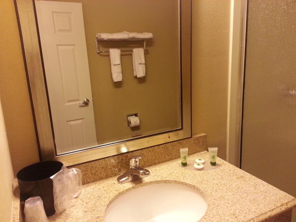 Howard Johnson By Wyndham Odessa Tx Motel Room photo